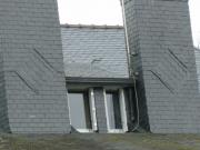 Couverture ardoise avec bardage ardoise de 2 cheminées et pose d'un écran sous toiture